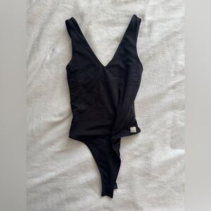 VUORI SMALL V NECK BODYSUIT✨